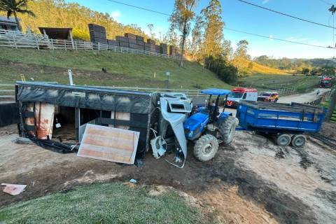 Motorista perde o controle da direção e colide caminhão contra trator estacionado