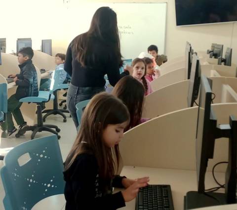 Grupo Mulheres em Código ministra aulas de tecnologia em escola de Orleans