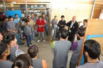 Fábrica calçadista recebe a visita de Dilnei e Sasso   