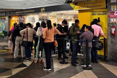 Passageiros enfrentam filas para emitir novos cartões do transporte coletivo em Criciúma