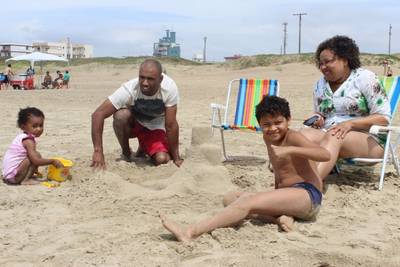 Há poucas horas do início do Verão, famílias aproveitam orla do Rincão