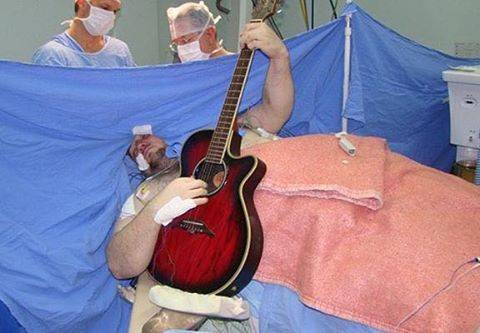 Após dois anos, morre paciente que tocou violão em cirurgia
