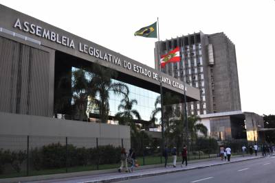Pelo Estado 19/08: Cai o número de candidatos a deputado estadual em SC
