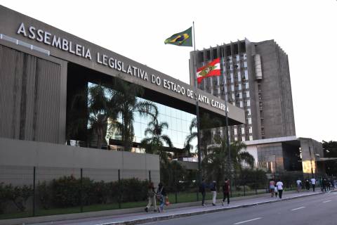 Pelo Estado 19/08: Cai o número de candidatos a deputado estadual em SC