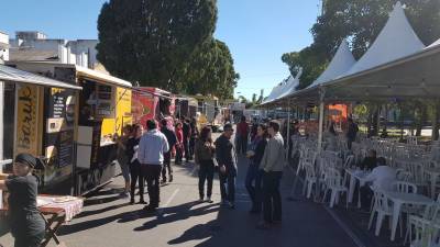 Gastronomia diversificada de food trucks é opção neste domingo ensolarado