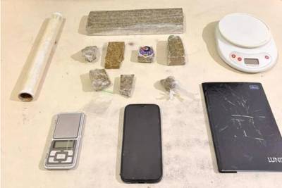 Jovem é presa após ser flagrada com quase um quilo de droga em residência