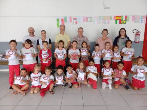 Estudantes da rede municipal de Treviso recebem uniformes