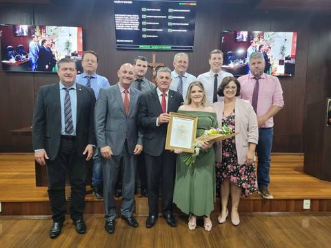 Médica de Criciúma é homenageada por pioneirismo na cirurgia robótica ginecológica