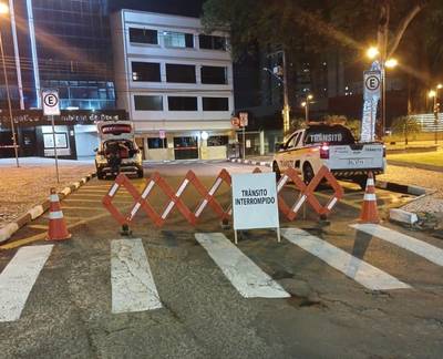 Rua Duque de Caxias, na região central de Criciúma, é bloqueada para celebração natalina