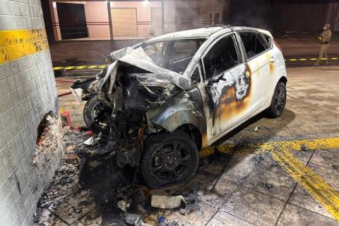 Carro colide em terminal de Criciúma, incendeia e bombeiros constatam morte de motorista