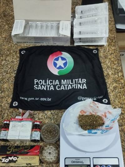 Policiais encontram maconha em carro emplacado em Criciúma e conduzido por jovem sem CNH