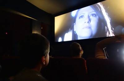 Entidades são beneficiadas com sessão de cinema especial
