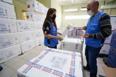 SC: começa a distribuição das doses de vacina contra a Covid-19 recebidas na manhã desta sexta