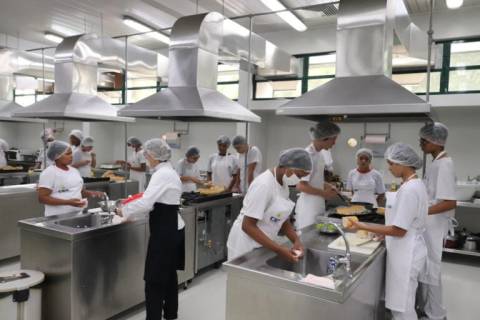 Entre sonhos e sabores: jovens descobrem novos caminhos na cozinha