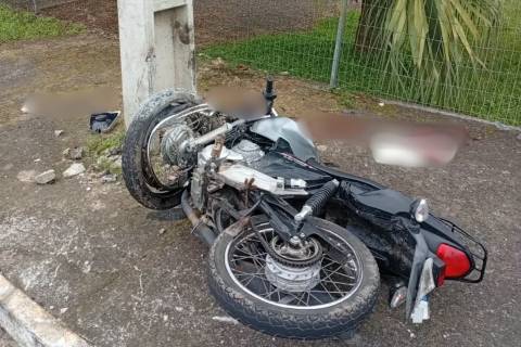 Motociclista fica gravemente ferido após colidir com poste