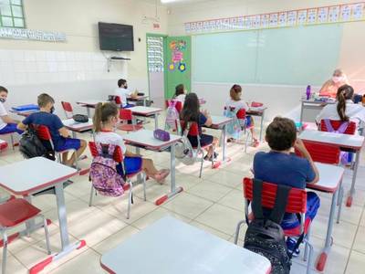 Índice de contaminação com aulas 100% presenciais mantém mesma média do ensino misto