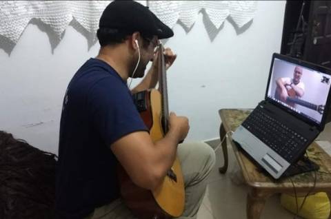 Professor de violão clássico e popular adapta aulas durante pandemia