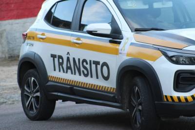Motoristas são notificados durante fiscalização de caminhões acima de dez toneladas em Criciúma