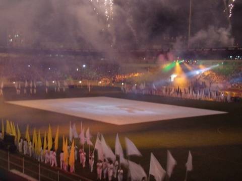 Show de fogos deu início à cerimônia de abertura