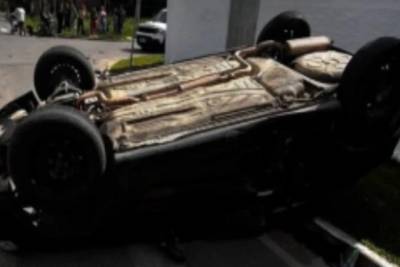 Carro atinge calçada e capota após acidente em cruzamento de Criciúma