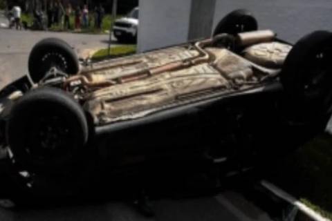 Carro atinge calçada e capota após acidente em cruzamento de Criciúma