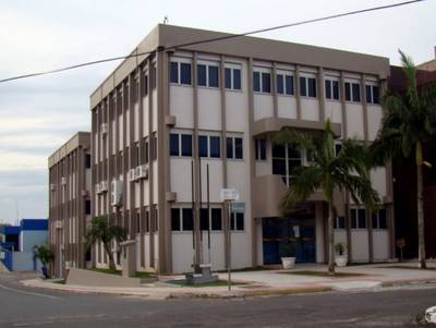 Contratação irregular de paisagismo resulta em bloqueio de bens de prefeito