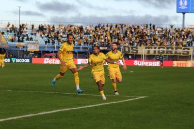 Com golaço de Otero, Criciúma vence clássico na Ressacada e cola no G6 da Série B