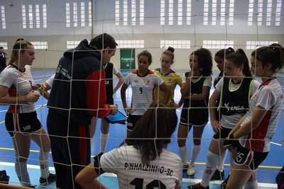 Laguna estreia tomando goleada na Olesc