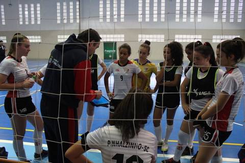 Laguna estreia tomando goleada na Olesc