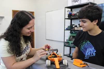 Projeto une ensino técnico e Engenharia Mecatrônica na criação de veículo inteligente na Satc