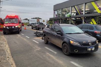 Colisão entre caminhonete e motocicleta deixa homem ferido