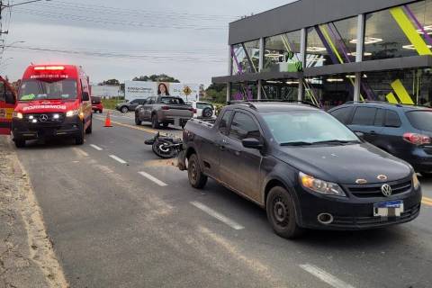 Colisão entre caminhonete e motocicleta deixa homem ferido