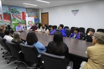 Alunos premiados na OLITEF são recebidos na prefeitura de Criciúma