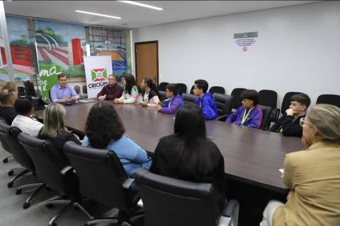 Alunos premiados na OLITEF são recebidos na prefeitura de Criciúma