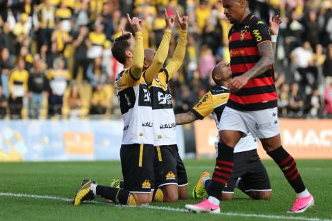 Festa carvoeira: veja as fotos e o gol da vitória do Tigre no Heriberto Hülse