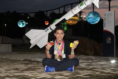 Estudante recebe medalha de ouro no Concurso Internacional Canguru de Matemática Brasil