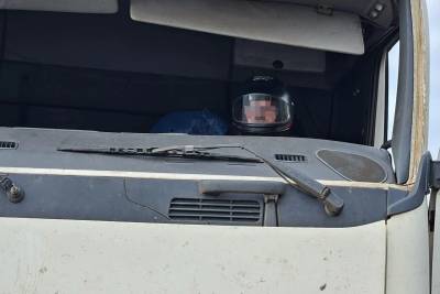 Veículo acidentado é flagrado trafegando em Santa Catarina; motorista usava capacete