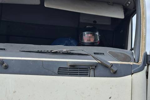 Veículo acidentado é flagrado trafegando em Santa Catarina; motorista usava capacete