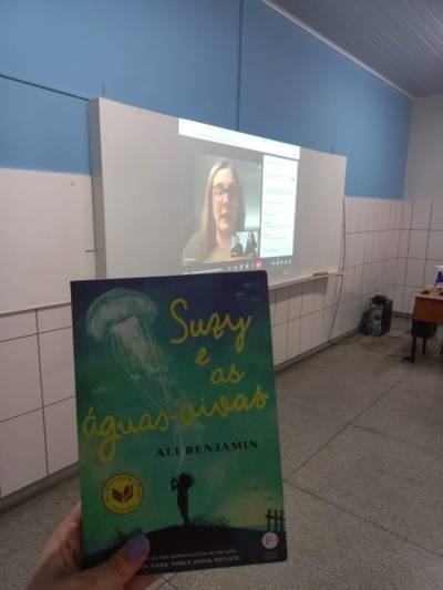Escritora norte-americana conversa com alunos do Colégio Universitário