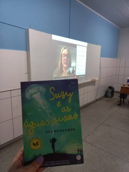 Escritora norte-americana conversa com alunos do Colégio Universitário
