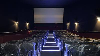 Cinema do Shopping Della reabre com Adão Negro