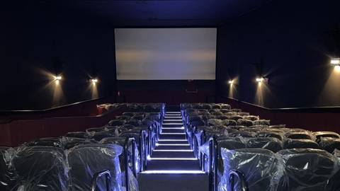 Cinema do Shopping Della reabre com Adão Negro
