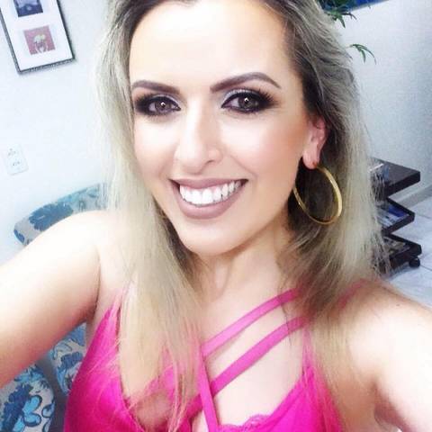 Família e amigos se despedem de jovem que morreu após procedimento estético