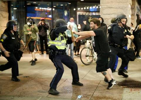 Confronto entre polícia e manifestantes em Boston