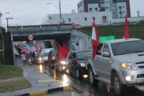 Onda vermelha leva cerca de 450 veículos as ruas de Içara