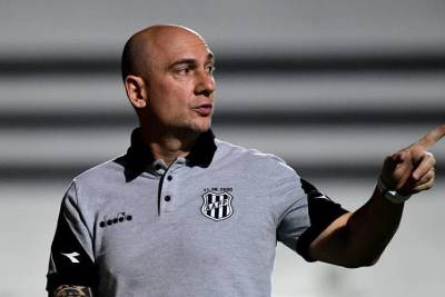 Em crise, Ponte Preta anuncia saída de técnico