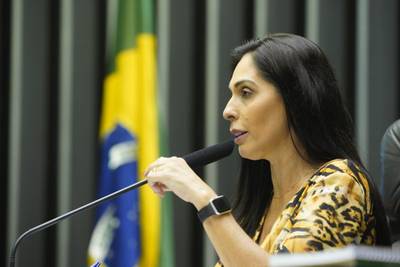 Aprovado projeto de lei da Geovania de Sá que amplia distribuição gratuita de absorventes