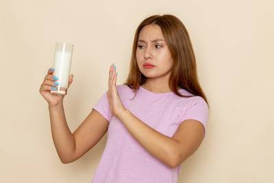 Intolerância à lactose e alergia à proteína do leite são diferentes; entenda e saiba conviver