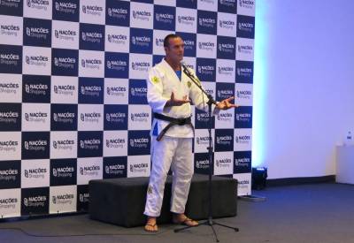 Paulo Zulu ministra workshop sobre defesa pessoal no Nações Shopping
