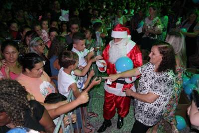 Crianças se divertem com a doação de brinquedos na Vila Natalina